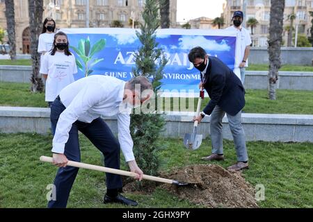 Arif Rahimov (AZE) Direttore Esecutivo del Baku City Circuit in una cerimonia di piantagione di alberi per la Grand Prix Think Green Initiative. 05.06.2021. Formula 1 World Championship, Rd 6, Gran Premio di Azerbaigian, circuito di Baku Street, Azerbaijan, Giorno di qualificazione. Il credito fotografico dovrebbe essere: XPB/Press Association Images. Foto Stock