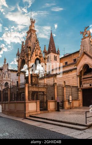 Veduta delle tombe di Arche Scaligere o Scaliger nel centro storico di Verona con nessuno in Veneto, Italia. Monumenti funerari gotici Foto Stock
