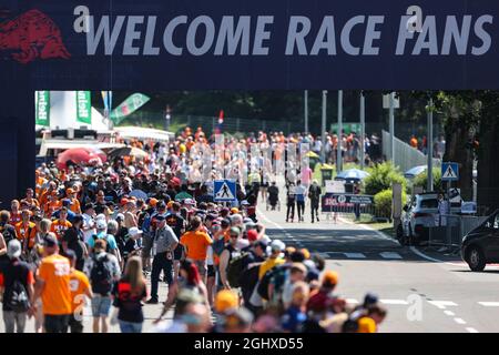 Circuito atmosfera - i tifosi arrivano in pista. 03.07.2021. Formula 1 World Championship, Rd 9, Gran Premio d'Austria, Spielberg, Austria, Giorno di qualificazione. Il credito fotografico dovrebbe essere: XPB/Press Association Images. Foto Stock