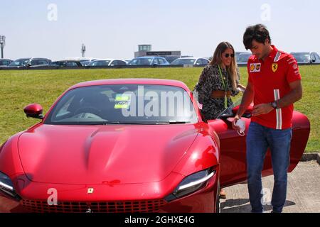 Carlos Sainz Jr (ESP) Ferrari con la sua fidanzata Isabel Hernaez. 16.07.2021. Formula 1 World Championship, Rd 10, Gran Premio di Gran Bretagna, Silverstone, Inghilterra, Giorno della pratica. Il credito fotografico dovrebbe essere: XPB/Press Association Images. Foto Stock