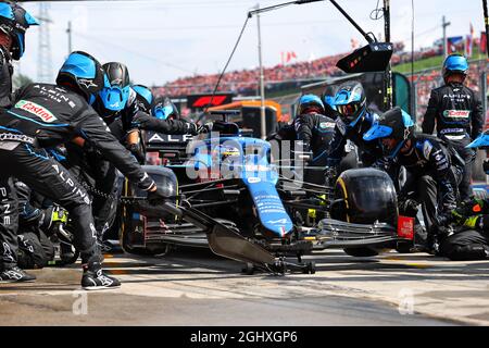 Esteban OCON (fra) Alpine F1 Team A521 fa un pit stop. 01.08.2021. Formula 1 World Championship, Rd 11, Gran Premio d'Ungheria, Budapest, Ungheria, Giorno di gara. Il credito fotografico dovrebbe essere: XPB/Press Association Images. Foto Stock