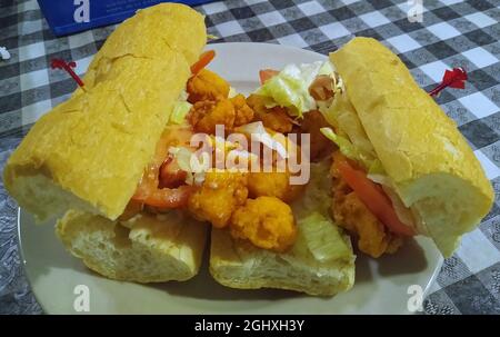 Un panino di po' di gamberi condito con lattuga e pomodoro viene servito al ristorante Thompson's Kitchen venerdì 16 luglio 2021 a Port Sulphur, Plaquemines Parish, LA, USA. Un tradizionale sandwich della Louisiana, i po' ragazzi sono tipicamente serviti su pane francese di New Orleans con una crosta croccante e un centro soffice. (Foto di Apex MediaWire di Billy Suratt) Foto Stock