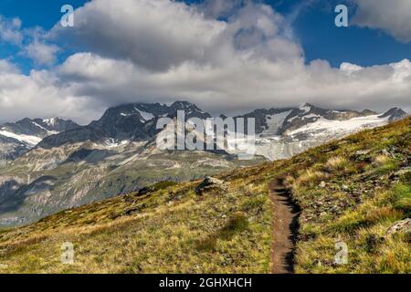 Vista panoramica sulla montagna estiva, Zermatt, Vallese, Svizzera Foto Stock