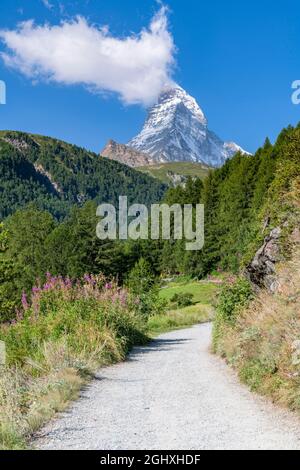 Sentiero di montagna con Cervino alle spalle, Zermatt, Vallese, Svizzera Foto Stock
