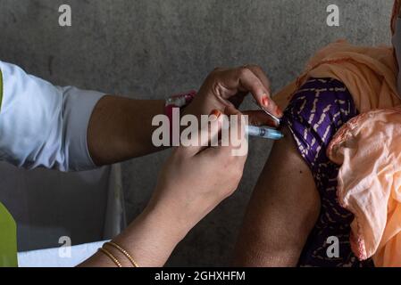 Dhaka, Bangladesh. 7 settembre 2021. Una persona riceve la prima dose di vaccino Sinopharm durante un programma sanitario contro Covid-19, come tentativo di ridurre le infezioni da coronavirus, dopo che i casi positivi sono aumentati con la variante Delta il 7 settembre 2021. A Dhaka, Bangladesh. (Foto di Fatima-Tuj-Johora / Eyepix Group) Credit: Eyepix Group/Alamy Live News Foto Stock