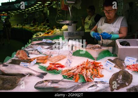 Barcellona, Spagna. Luglio 2018. Frutti di mare in mostra a la Boqueria - un grande mercato pubblico, uno dei luoghi di interesse turistico più popolari di Barcellona. Foto Stock