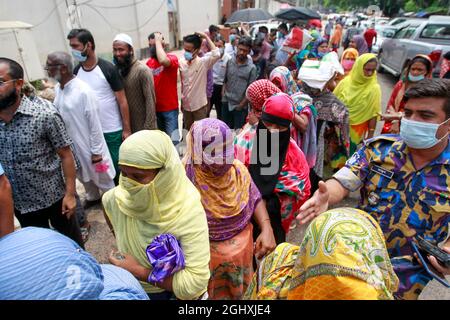 Dhaka, Bangladesh. 07 settembre 2021. La gente del Bangladesh attende in fila per acquistare beni essenziali dalla Trading Corporation of Bangladesh Truck a un tasso agevolato, a Dhaka, Bangladesh, settembre. La società di commercio statale del Bangladesh (TCB) vende tramite camion per fornire articoli essenziali tra le persone del gruppo a basso reddito a un prezzo agevolato in mezzo alla pandemia COVID-19. (Foto di Suvra Kanti Das/Sipa USA) Credit: Sipa USA/Alamy Live News Foto Stock