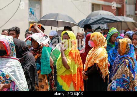 Dhaka, Bangladesh. 07 settembre 2021. La gente del Bangladesh attende in fila per acquistare beni essenziali dalla Trading Corporation of Bangladesh Truck a un tasso agevolato, a Dhaka, Bangladesh, settembre. La società di commercio statale del Bangladesh (TCB) vende tramite camion per fornire articoli essenziali tra le persone del gruppo a basso reddito a un prezzo agevolato in mezzo alla pandemia COVID-19. (Foto di Suvra Kanti Das/Sipa USA) Credit: Sipa USA/Alamy Live News Foto Stock