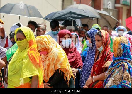 Dhaka, Bangladesh. 07 settembre 2021. La gente del Bangladesh attende in fila per acquistare beni essenziali dalla Trading Corporation of Bangladesh Truck a un tasso agevolato, a Dhaka, Bangladesh, settembre. La società di commercio statale del Bangladesh (TCB) vende tramite camion per fornire articoli essenziali tra le persone del gruppo a basso reddito a un prezzo agevolato in mezzo alla pandemia COVID-19. (Foto di Suvra Kanti Das/Sipa USA) Credit: Sipa USA/Alamy Live News Foto Stock