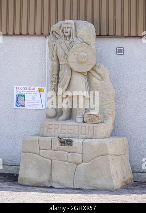 Brechin City Football Club Stadium, Brechin, Angus, Scozia, 7 settembre 2021: Una scultura di William Wallace, è in atto all'esterno dello stand principale del Brechin Football Club. Scolpito da Tom Church. Credit: Stable Air Media/Alamy Live News Foto Stock