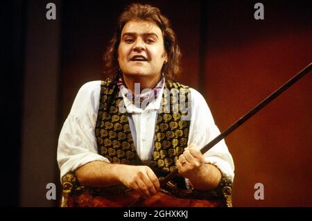 Bryn Terfel (Figaro) in LE NOZZE DI FIGARO alla Royal Opera, Covent Garden, Londra WC2 25/04/1994 musica: Wolfgang Amadeus Mozart libretto: Lorenzo da Ponte Direttore: Harmut Haenchen Set design: Xenia Hausner costumi: Peter Pabst illuminazione: Franz David regista: Johannes Schaaf Foto Stock