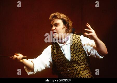 Bryn Terfel (Figaro) in LE NOZZE DI FIGARO alla Royal Opera, Covent Garden, Londra WC2 25/04/1994 musica: Wolfgang Amadeus Mozart libretto: Lorenzo da Ponte Direttore: Harmut Haenchen Set design: Xenia Hausner costumi: Peter Pabst illuminazione: Franz David regista: Johannes Schaaf Foto Stock