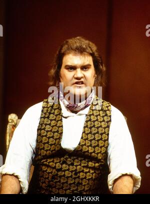 Bryn Terfel (Figaro) in LE NOZZE DI FIGARO alla Royal Opera, Covent Garden, Londra WC2 25/04/1994 musica: Wolfgang Amadeus Mozart libretto: Lorenzo da Ponte Direttore: Harmut Haenchen Set design: Xenia Hausner costumi: Peter Pabst illuminazione: Franz David regista: Johannes Schaaf Foto Stock