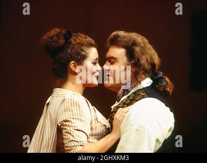 Sylvia McNair (Susanna), Bryn Terfel (Figaro) in LE NOZZE DI FIGARO alla Royal Opera, Covent Garden, Londra WC2 25/04/1994 musica: Wolfgang Amadeus Mozart libretto: Lorenzo da Ponte Direttore: Harmut Haenchen Set design: Xenia Hausner costumi: Peter Pabst illuminazione: Franz David regista: Johannes Schaaf Foto Stock