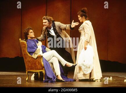 l-r: Jeffrey Black (Conte Almaviva), Bryn Terfel (Figaro), Sylvia McNair (Susanna) in LE NOZZE DI FIGARO alla Royal Opera, Covent Garden, Londra WC2 25/04/1994 music: Wolfgang Amadeus Mozart libretto: Lorenzo da Ponte Conductor: Harmut Haenchen Set design: Xenia Hausner costumi: David Johannes: David Schabaf regista: David Schabes Foto Stock