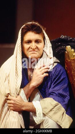 Jeffrey Black (Conte Almaviva) in LE NOZZE DI FIGARO alla Royal Opera, Covent Garden, Londra WC2 25/04/1994 music: Wolfgang Amadeus Mozart libretto: Lorenzo da Ponte Conductor: Harmut Haenchen Set design: Xenia Hausner costumi: Peter Pabst illuminazione: Franz David regista: Johannes Schaaf Foto Stock