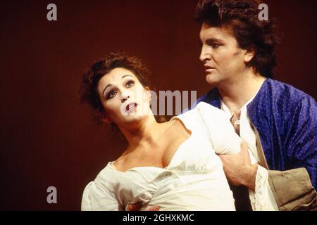 Sylvia McNair (Susanna), Jeffrey Black (Conte Almaviva) a LE NOZZE DI FIGARO alla Royal Opera, Covent Garden, Londra WC2 25/04/1994 music: Wolfgang Amadeus Mozart libretto: Lorenzo da Ponte Conductor: Harmut Haenchen Set design: Xenia Hausner costumi: Peter Pabst illuminazione: Franz David regista: Johannes Schaaf Foto Stock