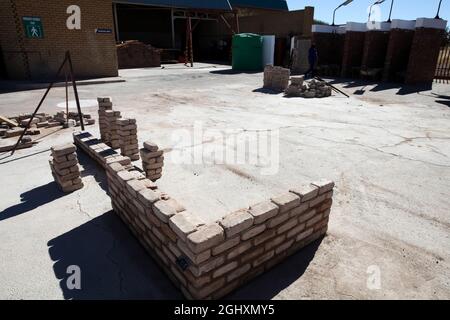 JOHANNESBURG, SUDAFRICA - 05 agosto 2021: Un certo numero di mattoni utilizzati per la costruzione in un cantiere a Johannesburg Foto Stock