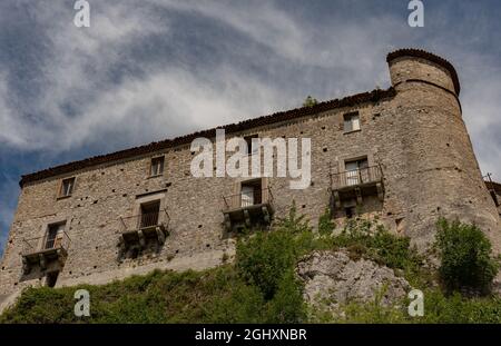 Il Castello di Carpinone fu probabilmente costruito in epoca normanna e dal momento della sua costruzione fino alla fine del XIII secolo il buil Foto Stock