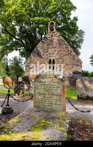 Alloway kirk con la lapide in primo piano, di William Burns e Agnes Brown , padre e madre del poeta scozzese Robert Burns, Ayr Foto Stock