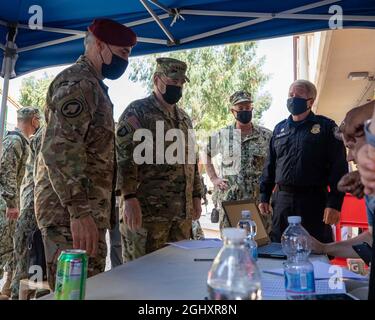 210905-N-CJ510-0134 STAZIONE AERONAVALE DI SIGONELLA, ITALIA (SETTEMBRE 5, 2021) Presidente dei Capi congiunti del personale, il generale dell'esercito degli Stati Uniti Mark A. Milley, centro, Senior Enlisted Advisor al presidente Ramón 'CZ' Colón- López, a sinistra, posteriore ADM. Scott Gray, comandante della Navy Region Europe, Africa, Central, Center Right, e il signor Brad Wilson, della U.S. Customs and Border Protection, a destra, parlano con i membri del Dipartimento di Stato durante una visita alla Naval Air Station (NAS) Sigonella, 5 settembre 2021. NAS Sigonella sta sostenendo la missione del Dipartimento di Stato per facilitare il trasferimento sicuro della crittografia statunitense Foto Stock