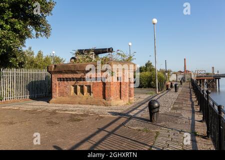 Birkenhead, Regno Unito: La pistola a ore uno, vicino a Morpeth Dock sul Wirral Circular Trail. Utilizzato per fornire un segnale orario per la spedizione attraverso il Mersey Foto Stock