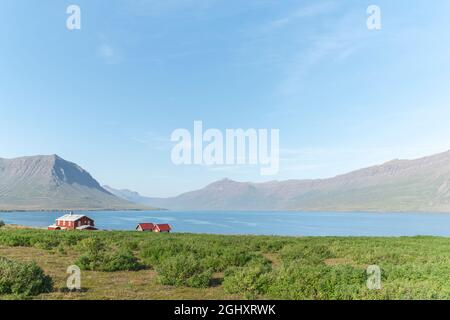 Vista sulla riserva naturale di Skalanes, Sedisfjordur, Islanda, che mostra la casa principale Foto Stock