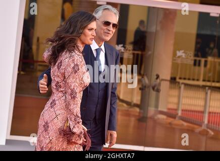 Venezia, Italia. 06 settembre 2021. VENEZIA, ITALIA - SETTEMBRE 06:Veronica Berti, Andrea Bocelli partecipa al tappeto rosso del film 'la Cajaa' durante il 78° Festival Internazionale del Cinema di Venezia, il 06 Settembre 2021 a Venezia. Credit: dpa/Alamy Live News Foto Stock