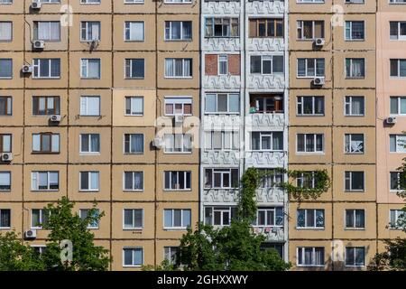 Vista della facciata del condominio. Grande struttura del pannello. Condizionatori d'aria installati. Chisinau, Kishinev, Repubblica di Moldavia. Foto Stock