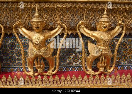 Le decorazioni esterne dell'Ubosoth, l'edificio principale di Wat Phra Kaew Foto Stock