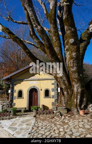 Il più antico elmo italiano oltre alla chiesetta di Casa Mordini, le Tagliole, Italia Foto Stock