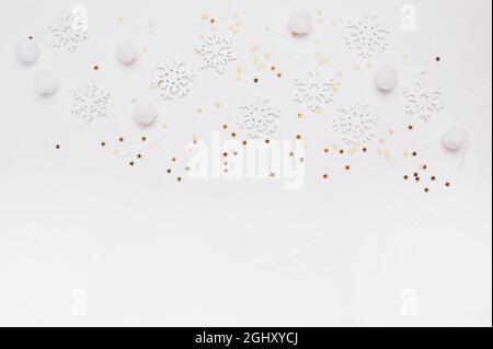 Mockup di lettere di Natale di fiocchi di neve e stelle dorate brillano su sfondo bianco. Concetto di vacanza invernale. Vista dall'alto con disposizione piatta in base al testo Foto Stock