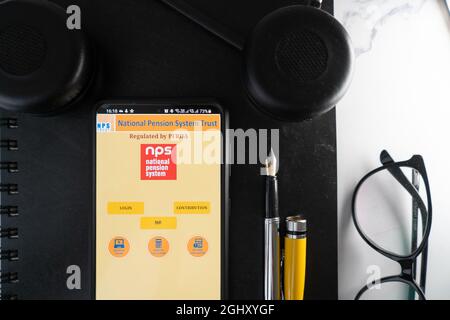 App per telefoni cellulari con l'app NPS National Pension Scheme che mostra l'investimento obbligatorio e il risparmio per i lavoratori indiani per rendita pensionabile e. Foto Stock