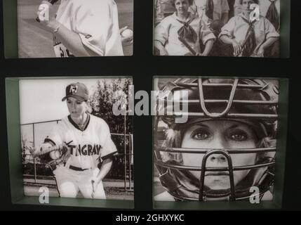 Cooperstown, Stati Uniti. 07 settembre 2021. Una mostra sul baseball femminile è esposta presso la Major League Baseball's Hall of Fame di Cooperstown, New York martedì 7 settembre 2021. Derek Jeter, Ted Simmons, Larry Walker e il leader sindacale Marvin Miller saranno inseriti NELLA HOF l'8 settembre. Foto di Pat Benic/UPI Credit: UPI/Alamy Live News Foto Stock