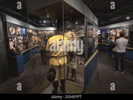 Cooperstown, Stati Uniti. 07 settembre 2021. Una mostra su Babe ruth è esposta presso la Major League Baseball's Hall of Fame di Cooperstown, New York martedì 7 settembre 2021. Derek Jeter, Ted Simmons, Larry Walker e il leader sindacale Marvin Miller saranno inseriti NELLA HOF l'8 settembre. Foto di Pat Benic/UPI Credit: UPI/Alamy Live News Foto Stock