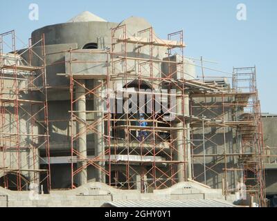 DOHA, QATAR - 14 dicembre 2013: Primo piano di uno dei numerosi palazzi costruiti nel deserto alla periferia di Doha, Qatar Foto Stock