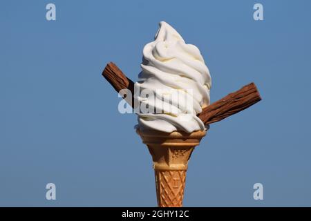 Gelato morbido alla vaniglia montato in un cono con scaglie di cioccolato. Fiocco 99. Il mio Whippy. REGNO UNITO. Foto Stock
