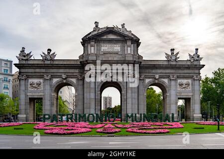 MADRID, SPAGNA - 7 SETTEMBRE 2021. Puerta de Alcalá, situata al centro della rotatoria di Plaza de la Independencia, accanto al Parco del Retiro Foto Stock