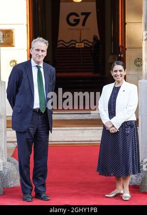 Il Segretario di Stato Priti Patel dà il benvenuto a Damian Hinds Ministro di Stato per la sicurezza del Regno Unito in un ricevimento a Lancaster House, Londra, prima di un incontro con i Ministri degli interni e della sicurezza del G7. Data foto: Martedì 7 settembre 2021. Foto Stock