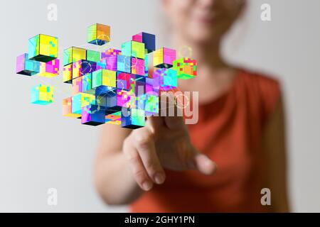 Femmina che fa clic su cubi di rendering 3D colorati astratti Foto Stock
