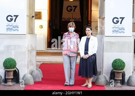 Il Segretario di Stato Priti Patel dà il benvenuto all'Ambasciatore di Francia nel Regno Unito Catherine colonna ad una reception a Lancaster House, Londra, in vista di un incontro con i Ministri dell'interno e della sicurezza del G7. Data foto: Martedì 7 settembre 2021. Foto Stock