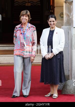 Il Segretario di Stato Priti Patel dà il benvenuto all'Ambasciatore di Francia nel Regno Unito Catherine colonna ad una reception a Lancaster House, Londra, in vista di un incontro con i Ministri dell'interno e della sicurezza del G7. Data foto: Martedì 7 settembre 2021. Foto Stock