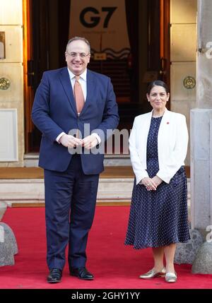 Il Segretario di Stato Priti Patel dà il benvenuto a Michael Ellis QC MP in un ricevimento a Lancaster House, Londra, prima di un incontro con i Ministri degli interni e della sicurezza del G7. Data foto: Martedì 7 settembre 2021. Foto Stock