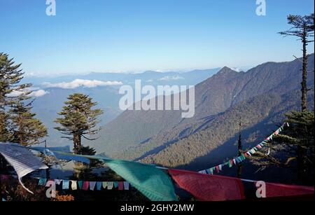 Camminando sopra il Passo della montagna nel Bhutan di Pasqua Foto Stock