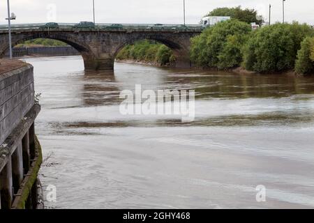 Il Trent Aegir - un tipo undaular di bore di marea - in Gainsborough nel Lincolnshire Foto Stock