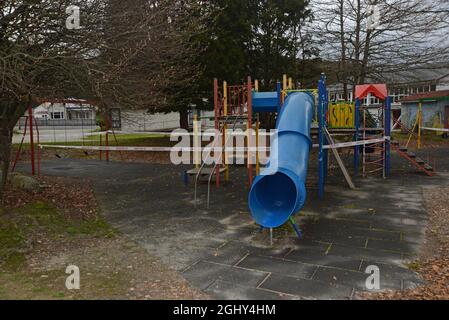 REEFTON, NUOVA ZELANDA, 6 SETTEMBRE 2021: Segnaletica e barriere avvisano i bambini lontano da un parco giochi pubblico durante il blocco Covid 19 in Nuova Zelanda, 6 settembre 2021 Foto Stock