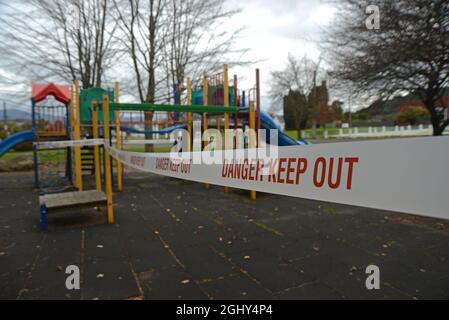 REEFTON, NUOVA ZELANDA, 6 SETTEMBRE 2021: Segnaletica e barriere avvisano i bambini lontano da un parco giochi pubblico durante il blocco Covid 19 in Nuova Zelanda, 6 settembre 2021 Foto Stock