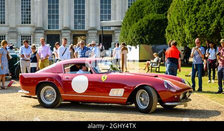 1957 Ferrari 250GT Tour de France sulla strada per raccogliere il Berlinetta Class Award al Concours of Elegance 2021 di Hampton Court Foto Stock