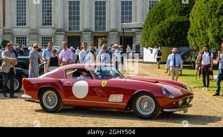 1957 Ferrari 250GT Tour de France sulla strada per raccogliere il Berlinetta Class Award al Concours of Elegance 2021 di Hampton Court Foto Stock