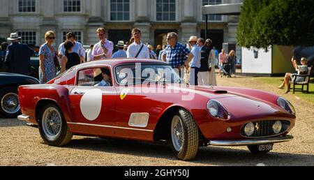 1957 Ferrari 250GT Tour de France sulla strada per raccogliere il Berlinetta Class Award al Concours of Elegance 2021 di Hampton Court Foto Stock